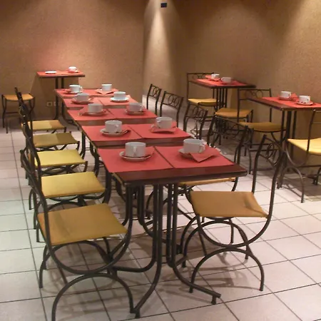 Espace Champerret 3* לוולואה פרה