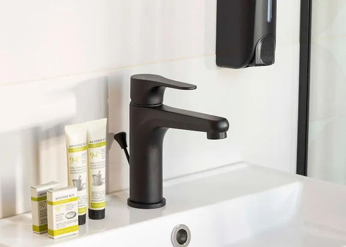 Espace Champerret מלון לוולואה פרה