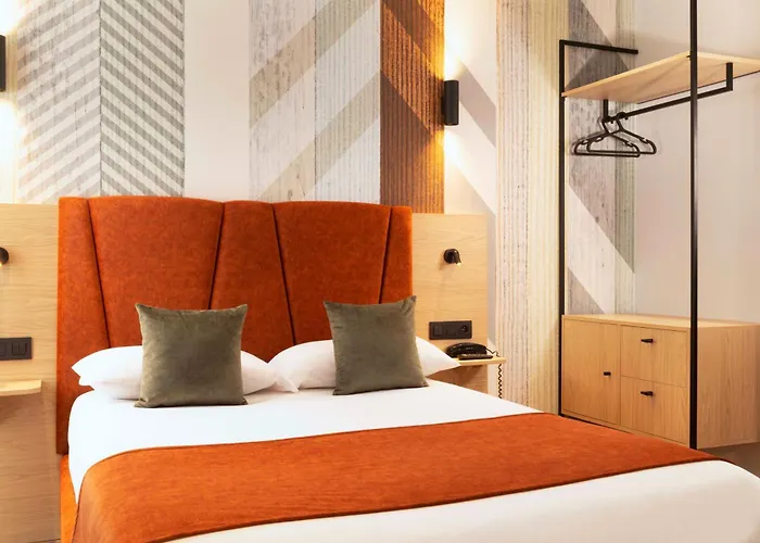 Espace Champerret 3* לוולואה פרה