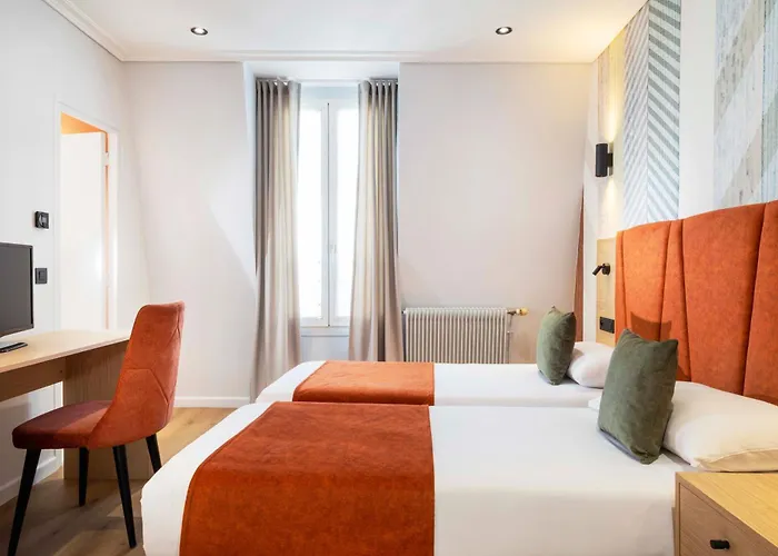 Espace Champerret 3* לוולואה פרה