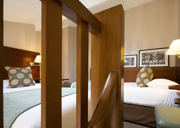 Espace Champerret 3* לוולואה פרה